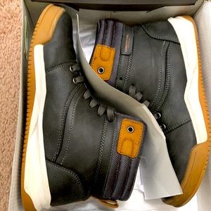 Big boys size 5 London Fog boots in charcoal grey.